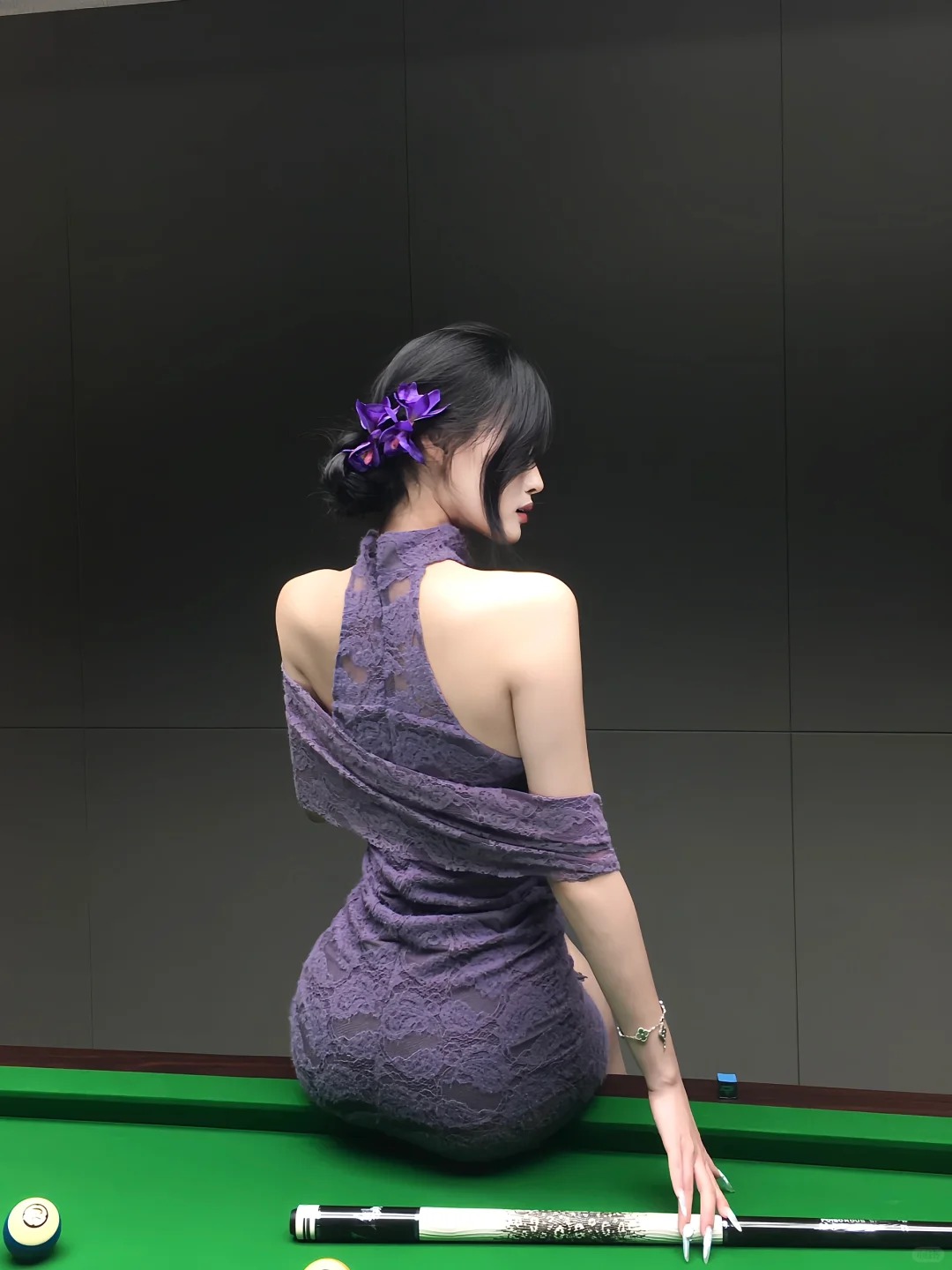 lit. red sleeves adding incense (idiom); fig. redolent of women's love